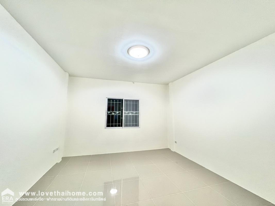ขายบ้านทาวน์เฮ้าส์ ถนนจันทร์ทองเอี่ยม หมู่บ้านนวรัตน์ พื้นที่17.4ตรว. ตกแต่งใหม่ทั้งหลัง ปลอดจำนอง ใกล้รถไฟฟ้าสถานีคลองบางไผ่