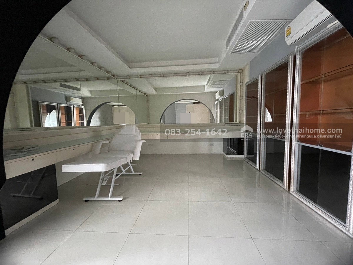 ให้เช่าตึกแถว ติดกับซอยรามคำแหง 158 ติดสถานีรถไฟฟ้าราษฎร์พัฒนา และติดหมู่บ้านปรีชา ตึก 2 คูหา 71 ตรว. (ให้เช่าอย่างน้อย 2 ปี)