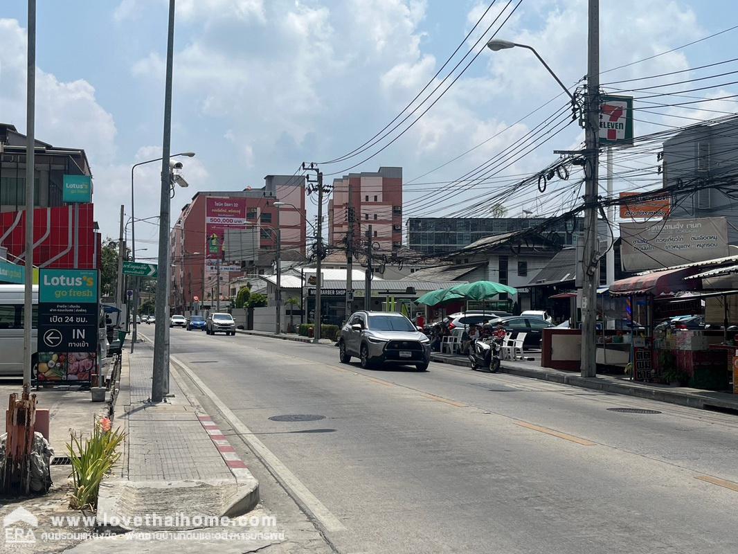 ขายด่วน ที่ดินพร้อมหอพัก ถนนรัชดาภิเษก30 แยก1 สามารถเข้าทาง ซอยลาดพร้าว23 ได้ พื้นที่ 205 ตรว. ย่านใจกลางเมือง แหล่งทำเลทอง รายได้เดือนละ 45,000 บาทต่อเดือน เหมาะแก่การลงทุน