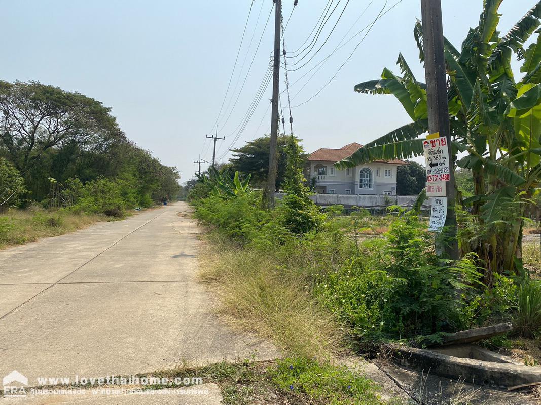 ขายที่ดิน หมู่บ้านทองธัชการ นครปฐม ขายถูกต่ำกว่าราคาประเมิน แปลงสวยติดบึง เนื้อที่ 383 ตรว. หน้ากว้าง 27 เมตร 57 เมตร หันหน้าไปทางทิศตะวันออกเฉียงเหนือ ขายเพียง 1.8 ล้านบาท