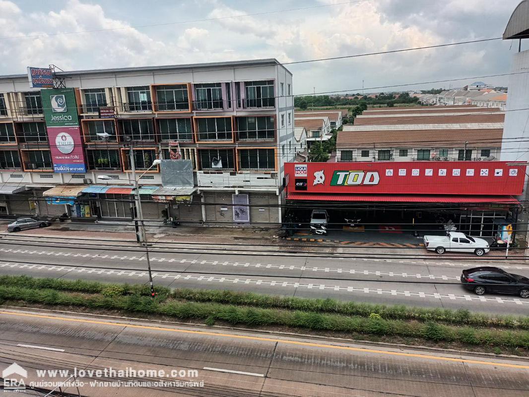 ขายตึกแถวติดถนนใหญ่ลำลูกกา ปทุมธานี พื้นที่ 112 ตรว. มี 3 ห้องทะลุกัน พร้อมตู้ Built in ไม้สักอย่างดี ใกล้สถานีรถไฟฟ้าคูคต 