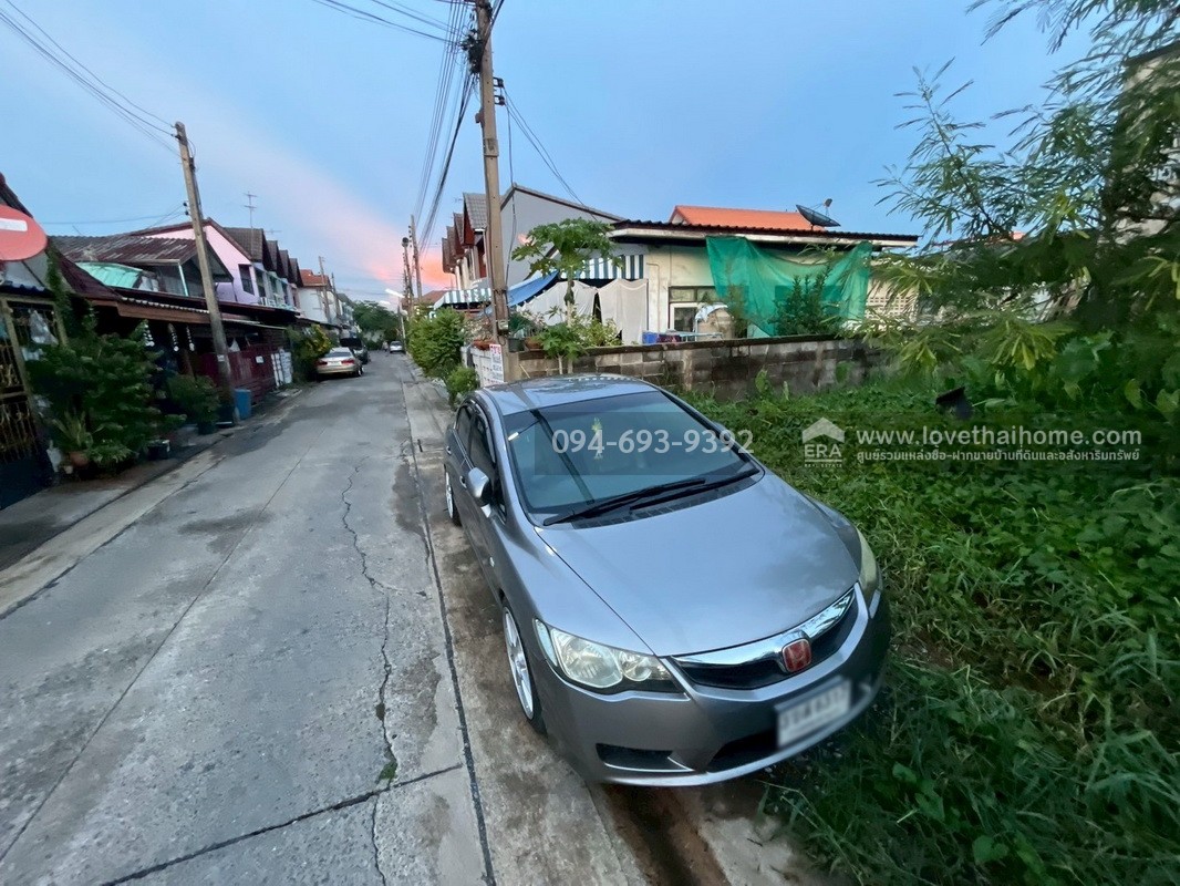 ขายที่ดิน อยู่ในซอยลำลูกกา37 ชุมชนเย็นฉ่ำ พื้นที่ 60 ตรว. ใกล้รถไฟฟ้า สถานีคูคต ทำเลเดินทางสะดวกมากค่ะ เหมาะสร้างบ้าน