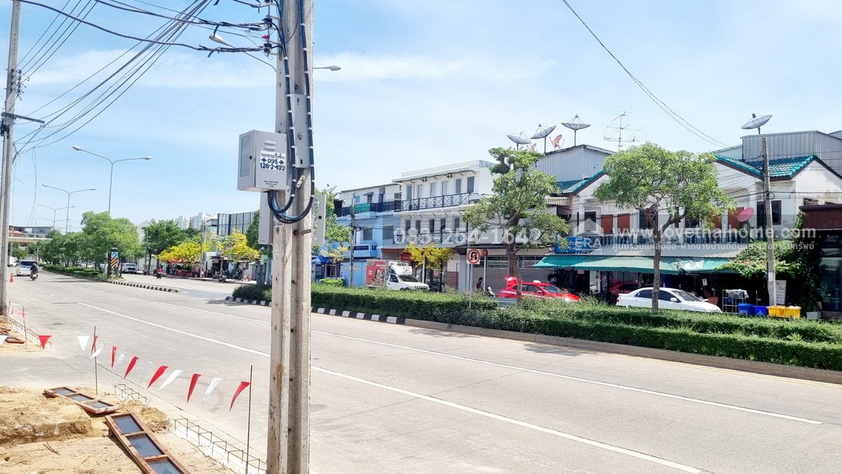 ขายตึกแถว ยานนาวา-สาธุประดิษฐ์ มี 3 ชั้น 4 คูหา 37.1 ตร.วา ราคาถูกเพียง18.5ล้านเท่านั้น ขายถูกที่สุดในย่านนี้ สามารถซื้อที่ดินเพิ่มด้านข้างแปลงได้อีก 32.2 ตร.วา ขายเพียง 8 ล้านบาทเท่านั้น เหมาะลงทุนมากๆ ติดถนนใหญ่หาซื้อไม่ได้แล้วในย่านนี้