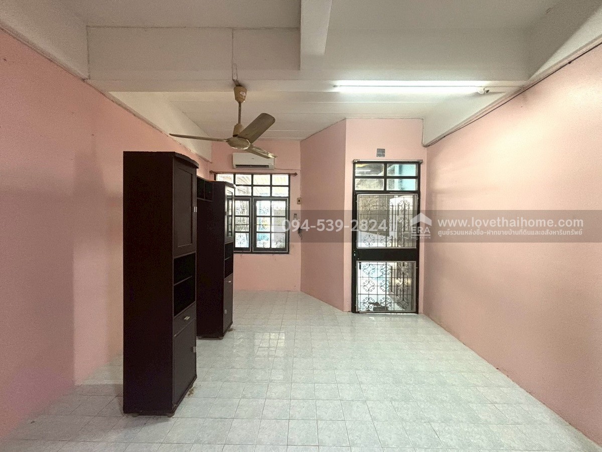 ขายทาวน์เฮ้าส์ หมู่บ้านอยู่เจริญ (ฟ้าคราม) ลำลูกกา คลอง 2 พื้นที่ 17.6 ตรว. ใกล้ BTS คูคต และฟิวเจอร์พาร์ครังสิต ต่อเติมครัว พร้อมอยู่ ถูกสุด!
