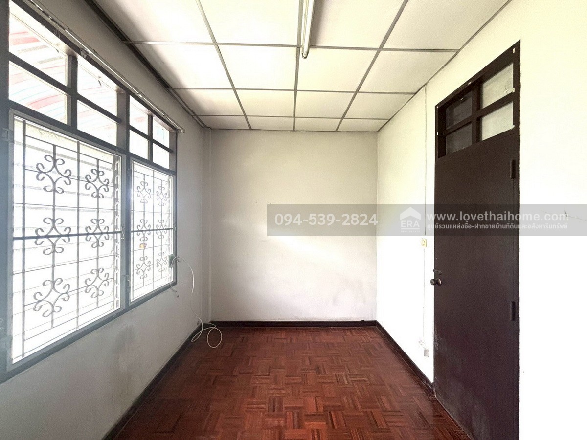 ขายทาวน์เฮ้าส์ หมู่บ้านอยู่เจริญ (ฟ้าคราม) ลำลูกกา คลอง 2 พื้นที่ 17.6 ตรว. ใกล้ BTS คูคต และฟิวเจอร์พาร์ครังสิต ต่อเติมครัว พร้อมอยู่ ถูกสุด!
