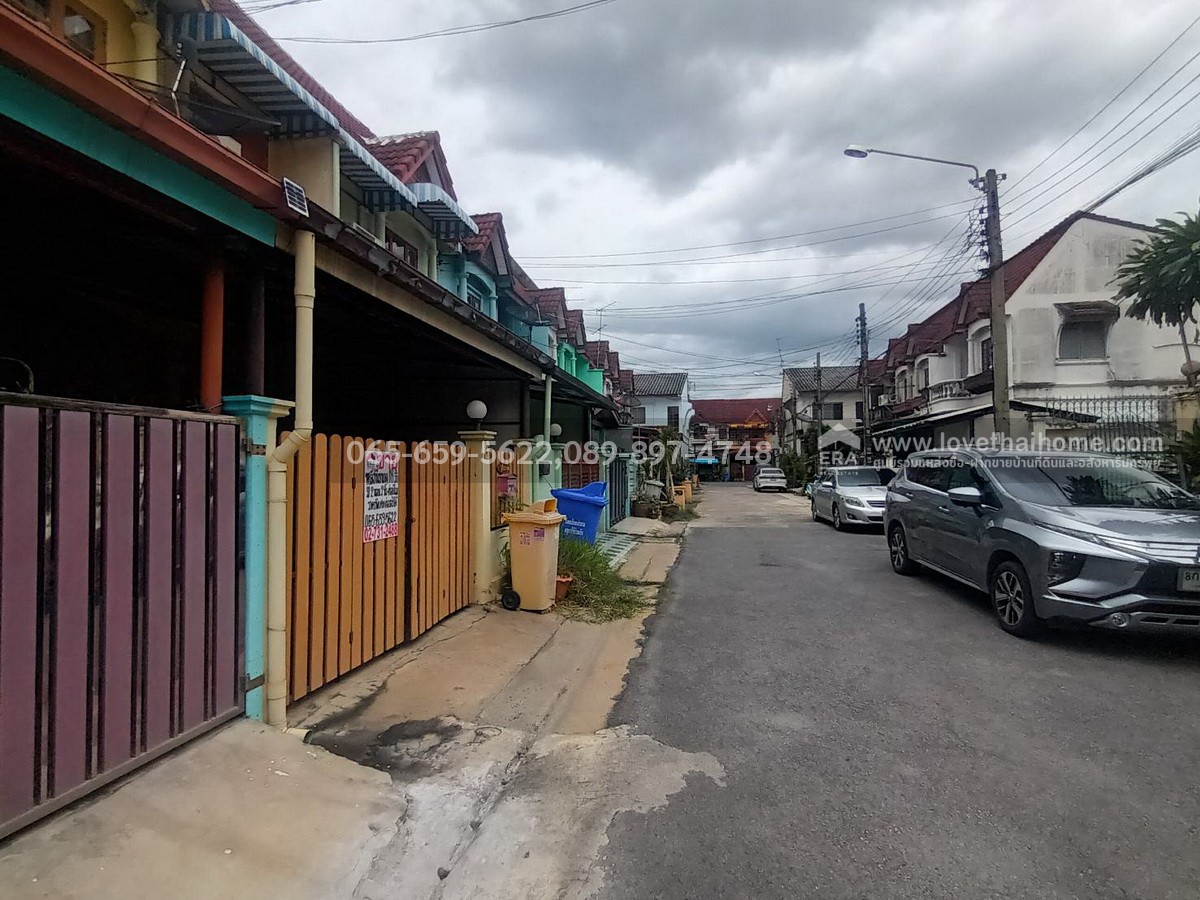 ขายทาวน์เฮ้าส์ ถ.แจ้งวัฒนะ-ปากเกร็ด 17 หมู่บ้านทรัพย์วัฒนะ พื้นที่ 18 ตรว. ใกล้รถไฟฟ้าสายสีชมพู-สถานีแจ้งวัฒนะ-ปากเกร็ด 28 และทางด่วน ราคาถูกมาก รีบเป็นเจ้าของด่วน!