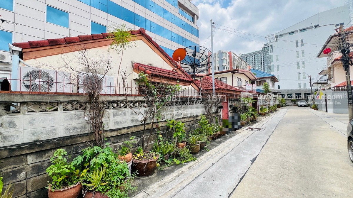 ขายบ้านพร้อมที่ดิน ถนนสุทธิสาร ในซอยสบายใจ พื้นที่ 67 ตรว. ห่างจากสถานี MRT สุทธิสาร เพียง 800 เมตร ทำเลดีเยี่ยม บ้านใจกลางเมือง การเดินทางสะดวก