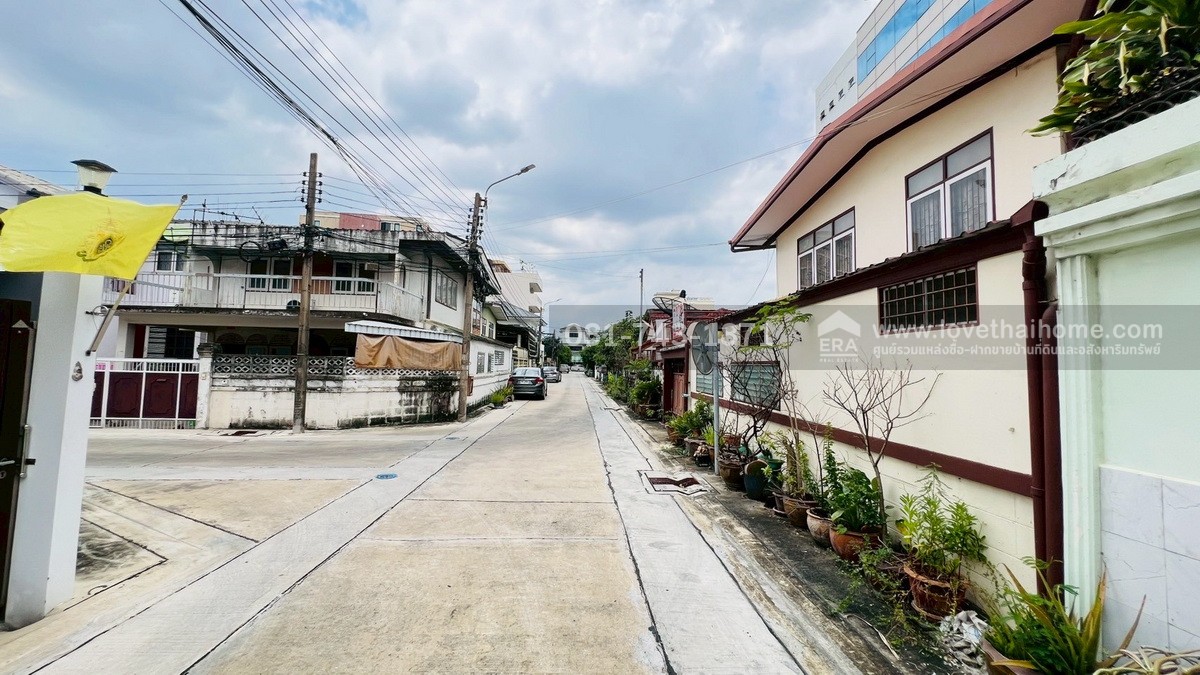 ขายบ้านพร้อมที่ดิน ถนนสุทธิสาร ในซอยสบายใจ พื้นที่ 67 ตรว. ห่างจากสถานี MRT สุทธิสาร เพียง 800 เมตร ทำเลดีเยี่ยม บ้านใจกลางเมือง การเดินทางสะดวก