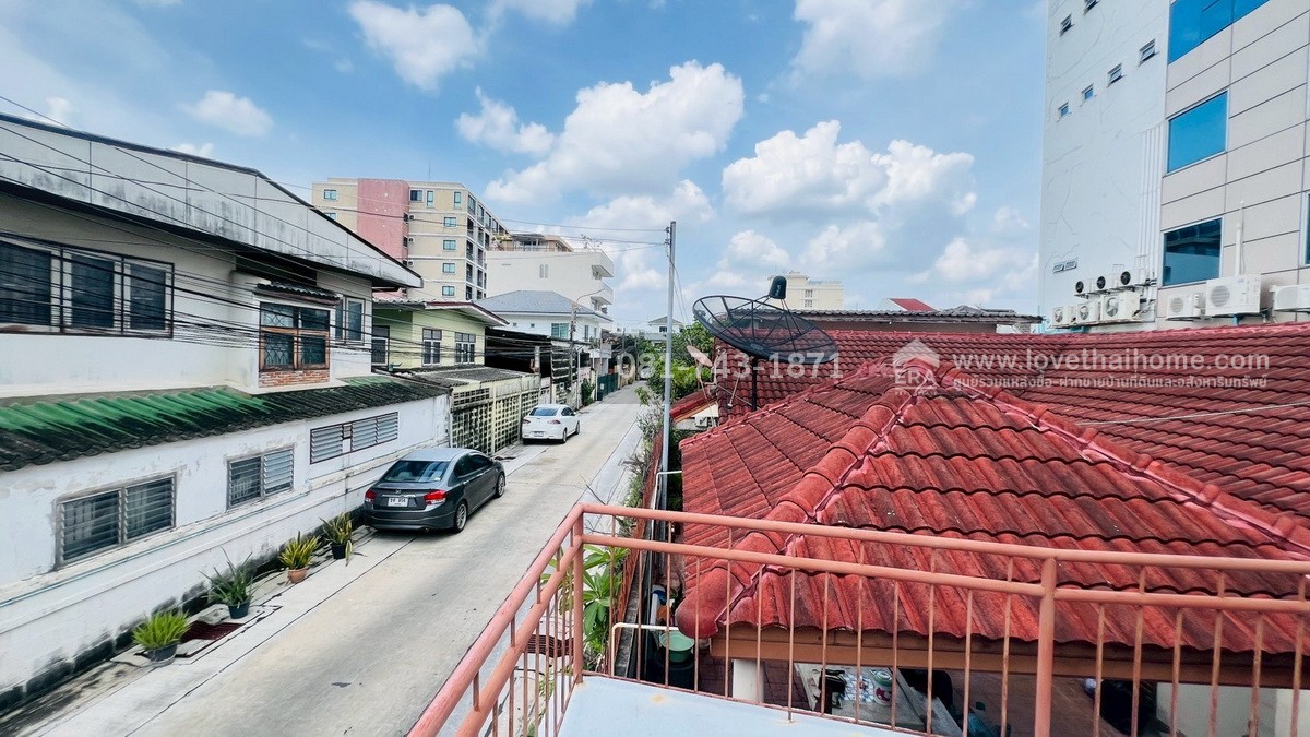 ขายบ้านพร้อมที่ดิน ถนนสุทธิสาร ในซอยสบายใจ พื้นที่ 67 ตรว. ห่างจากสถานี MRT สุทธิสาร เพียง 800 เมตร ทำเลดีเยี่ยม บ้านใจกลางเมือง การเดินทางสะดวก