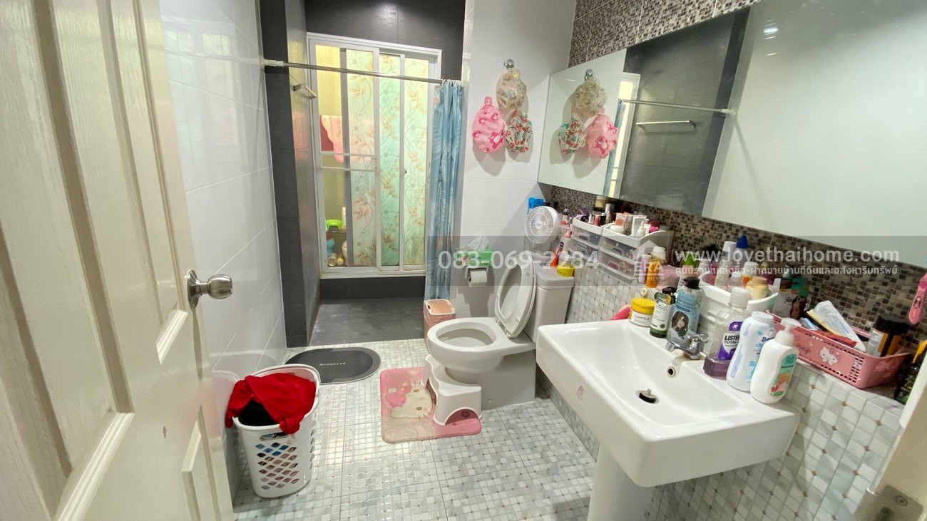 ขายทาวน์โฮม ซ.เคหะร่มเกล้า 72 หมู่บ้านนลินซิตี้ 2 บ้าน 3 ชั้น 17 ตร.วา สภาพพร้อมอยู่ ใกล้ถนนรามคำแหง  เข้าซอยเคหะร่มเกล้า เพียง 20 เมตร