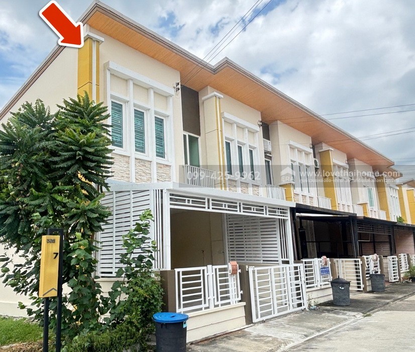 ขายทาวน์เฮ้าส์ หมู่บ้านโกลเด้นทาวน์ 2 อ่อนนุช-ลาดกระบัง หลังมุม 16.7 ตร.วา รีโนเวทใหม่ทั้งหลัง  เดินทางสะดวก ใกล้สนามบินสุวรรณภูมิ, Airport Link ลาดกระบัง