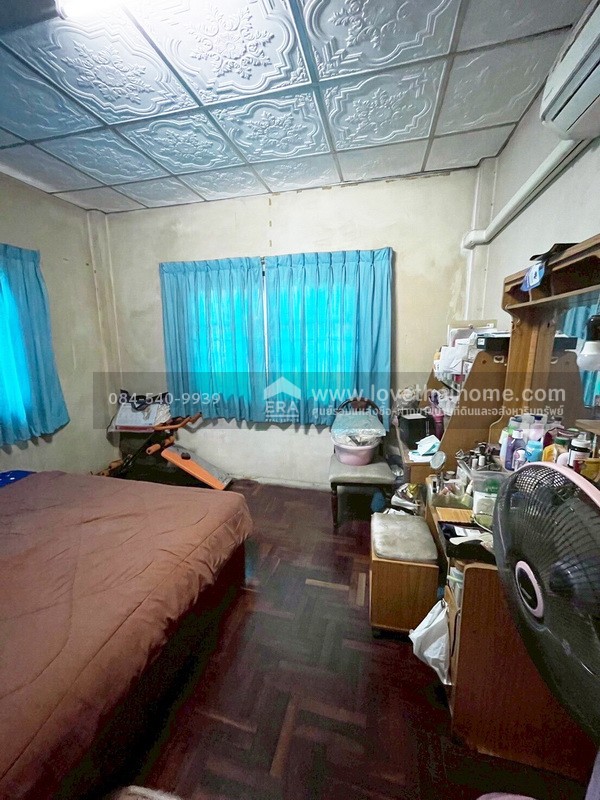 ขายบ้านเดี่ยว 2 ชั้น ซอยเพชรเกษม69 หมู่บ้านศุภวรรณ1 ขนาดพอเหมาะ 48 ตรว. ราคาเข้าถึงได้พร้อมให้คุณเป็นเจ้าของ ทำเลดี สภาพดี พร้อมเข้าอยู่ ใกล้รถไฟฟ้า MRT สถานีหลักสอง จากปากซอยเข้ามาเพียง 300 เมตร