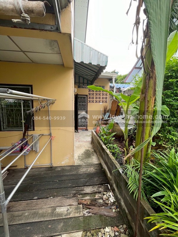 ขายบ้านเดี่ยว 2 ชั้น ซอยเพชรเกษม69 หมู่บ้านศุภวรรณ1 ขนาดพอเหมาะ 48 ตรว. ราคาเข้าถึงได้พร้อมให้คุณเป็นเจ้าของ ทำเลดี สภาพดี พร้อมเข้าอยู่ ใกล้รถไฟฟ้า MRT สถานีหลักสอง จากปากซอยเข้ามาเพียง 300 เมตร