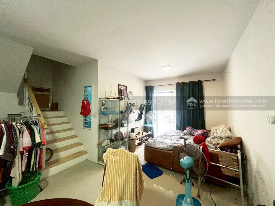 ขายทาวน์เฮ้าส์ 2 ชั้น หมู่บ้านพฤกษา รังสิต-คลอง4 ทำเลดี ขนาด 17.4 ตรว. บ้านสวยสภาพดี ขายเพียง 1.45 ล้านบาท ขายถูกกว่าราคาตลาด คุ้มค่าแบบนี้ห้ามพลาด สนใจโทร.062-892-6297
