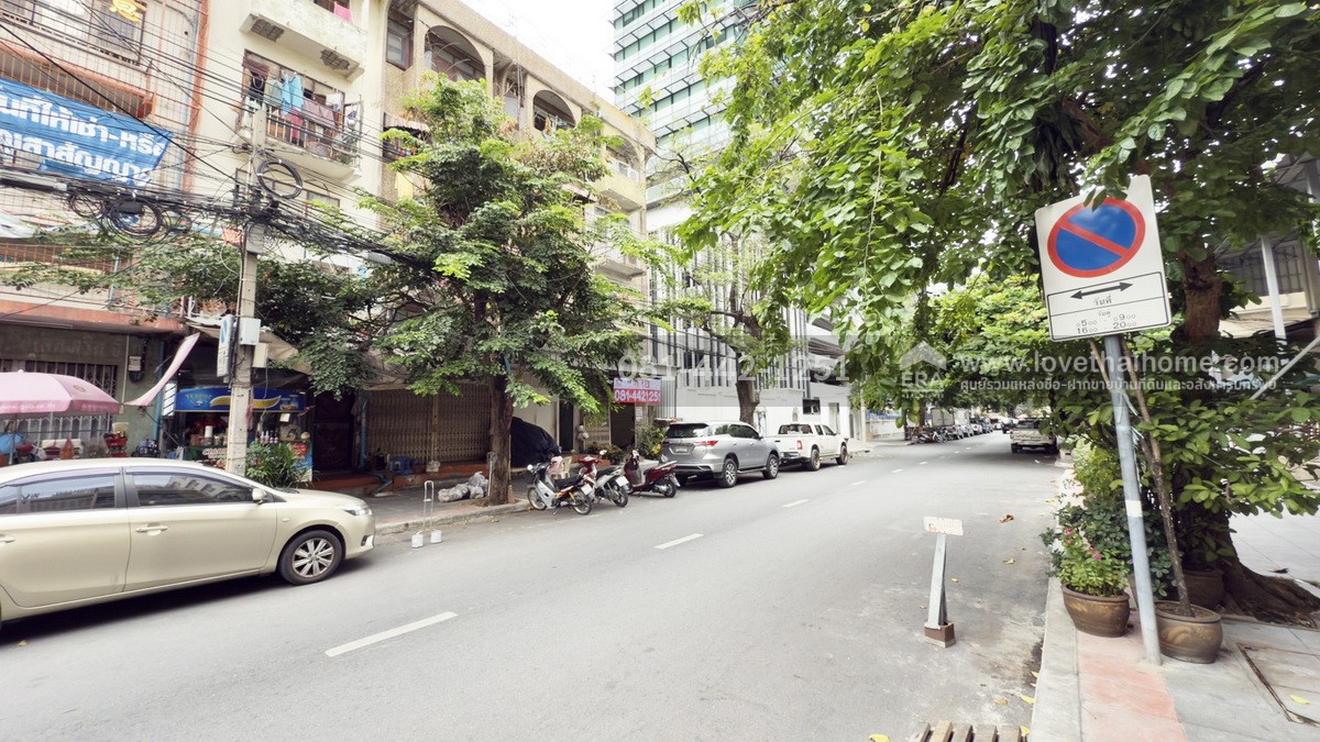 ขายตึกแถว4.5ชั้นติดถนนดำรงรักษ์ ที่สุดของทำเลธุรกิจใจกลางกรุงเทพชั้นใน ย่านหลานหลวง,โบ๊เบ๊ทาวเวอร์ พื้นที่ 50 ตรว. ขาย 33 ล้านบาท ตัวตึกติดกับกรมพัฒนาสังคมและสวัสดิการ