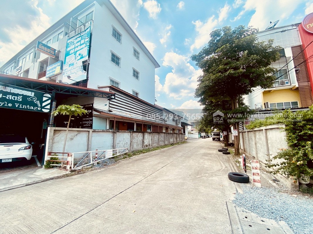 ขายตึกแถว4.5ชั้น ติดถนนราษฎร์พัฒนา ซอยมิสทีน ปากซอยราษฎร์พัฒนา16/1 พื้นที่ 50.5 ตรว. หลังริม พร้อมประกอบธุรกิจ