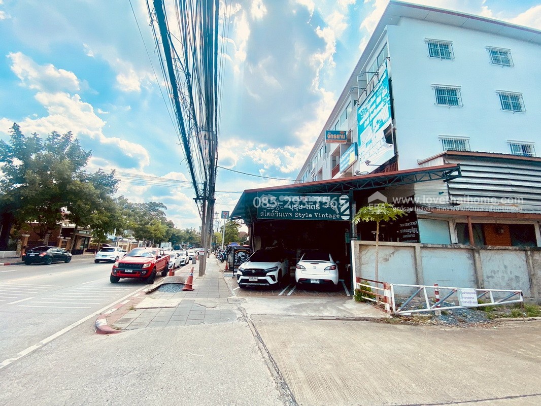 ขายตึกแถว4.5ชั้น ติดถนนราษฎร์พัฒนา ซอยมิสทีน ปากซอยราษฎร์พัฒนา16/1 พื้นที่ 50.5 ตรว. หลังริม พร้อมประกอบธุรกิจ