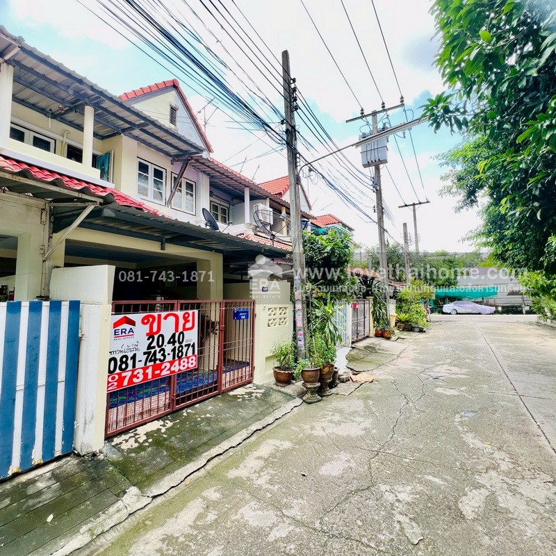 ขายทาวน์เฮ้าส์ 2 ชั้น เฉลิมพระเกียรติ ร.9 ซอย48 แยก19 หมู่บ้านพนาสนธิ์วิลล่า 10 ขนาด 20.4 ตรว. โซนท้ายหมู่บ้าน หลังบ้านโล่งติดบึงน้ำ หน้าบ้านมีที่จอดรถ ขายไม่แพง ใกล้สนามบินสุวรรณภูมิ