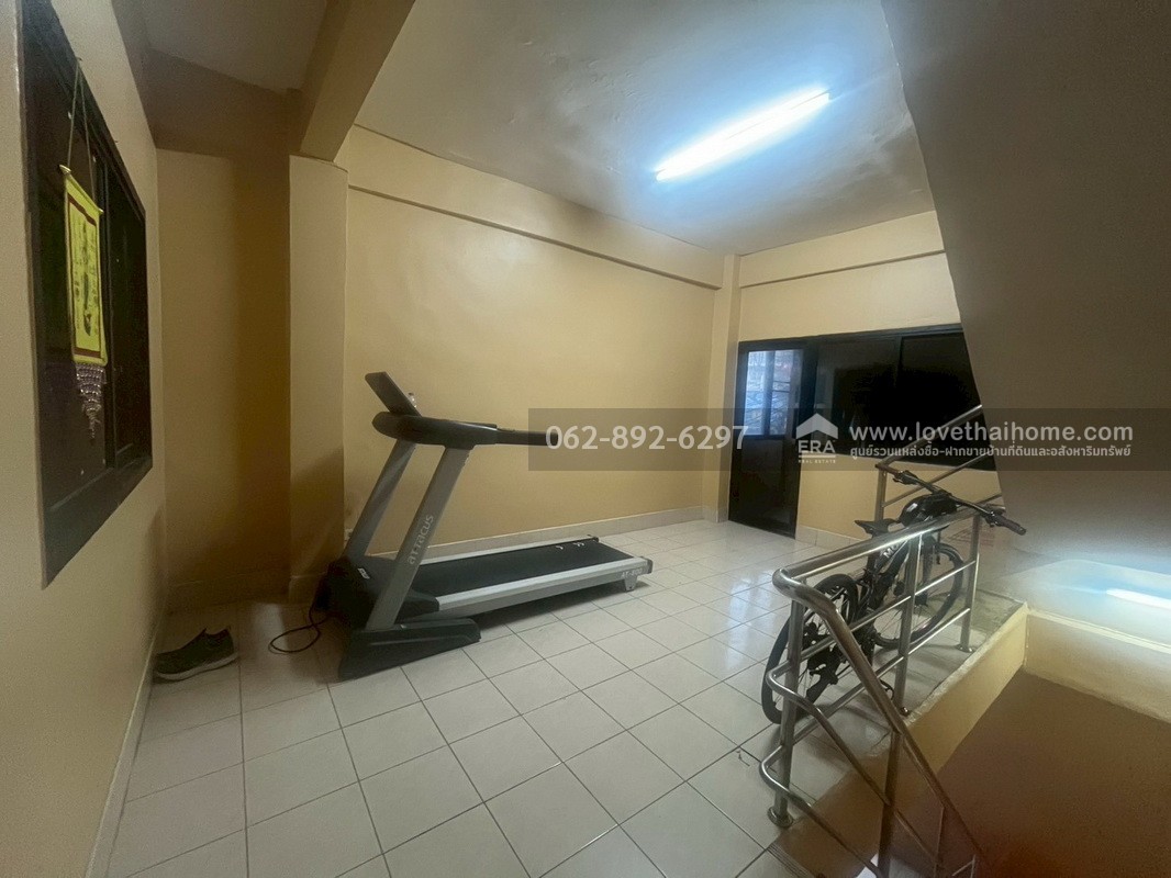 ขายตึกแถว 4.5 ชั้น ซอยสมเด็จพระเจ้าตากสิน4 ขนาด 14 ตรว. หลังมุม ติดถนน 2 ด้าน ทำเลทองสุดๆ ใกล้สถานีวงเวียนใหญ่ สนใจโทร.062-892-6297