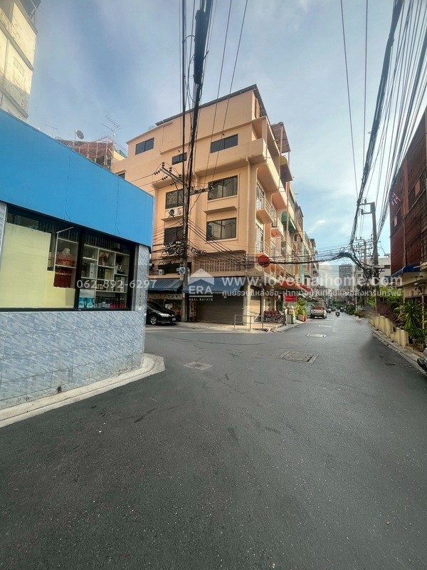 ขายตึกแถว 4.5 ชั้น ซอยสมเด็จพระเจ้าตากสิน4 ขนาด 14 ตรว. หลังมุม ติดถนน 2 ด้าน ทำเลทองสุดๆ ใกล้สถานีวงเวียนใหญ่ สนใจโทร.062-892-6297