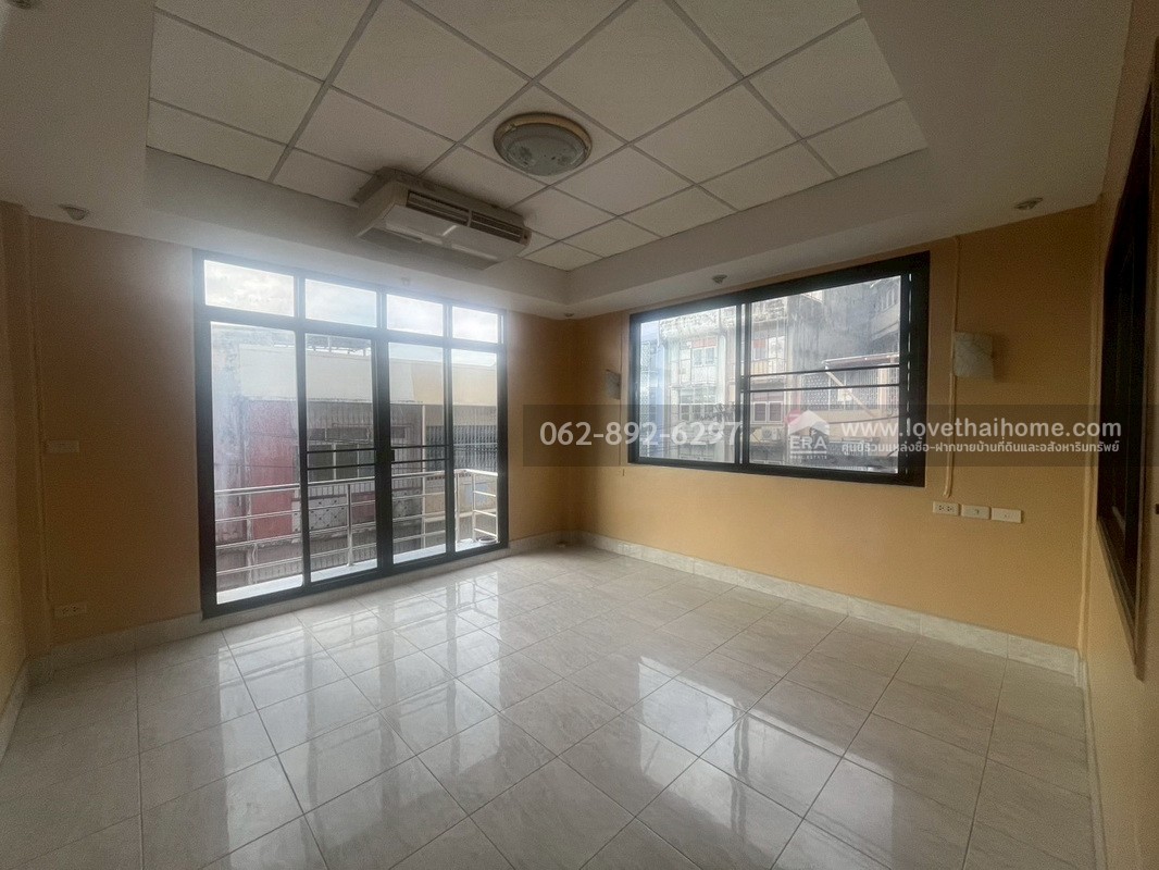 ขายตึกแถว 4.5 ชั้น ซอยสมเด็จพระเจ้าตากสิน4 ขนาด 14 ตรว. หลังมุม ติดถนน 2 ด้าน ทำเลทองสุดๆ ใกล้สถานีวงเวียนใหญ่ สนใจโทร.062-892-6297