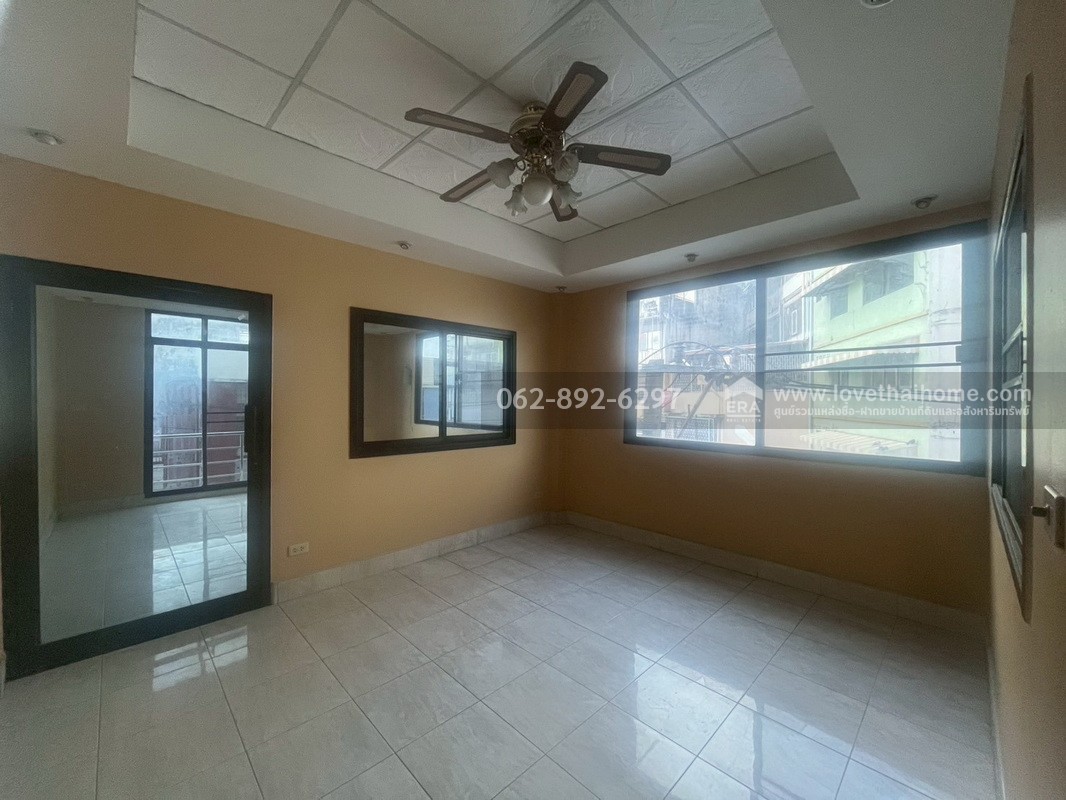 ขายตึกแถว 4.5 ชั้น ซอยสมเด็จพระเจ้าตากสิน4 ขนาด 14 ตรว. หลังมุม ติดถนน 2 ด้าน ทำเลทองสุดๆ ใกล้สถานีวงเวียนใหญ่ สนใจโทร.062-892-6297