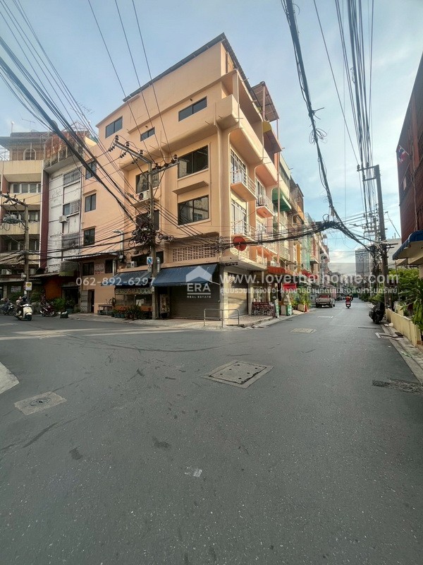 ขายตึกแถว 4.5 ชั้น ซอยสมเด็จพระเจ้าตากสิน4 ขนาด 14 ตรว. หลังมุม ติดถนน 2 ด้าน ทำเลทองสุดๆ ใกล้สถานีวงเวียนใหญ่ สนใจโทร.062-892-6297