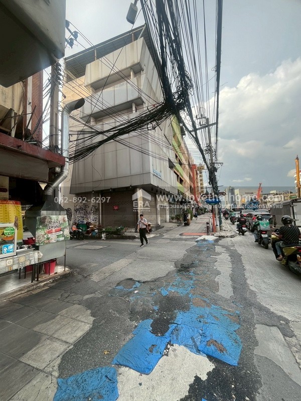 ขายตึกแถว 4.5 ชั้น ซอยสมเด็จพระเจ้าตากสิน4 ขนาด 14 ตรว. หลังมุม ติดถนน 2 ด้าน ทำเลทองสุดๆ ใกล้สถานีวงเวียนใหญ่ สนใจโทร.062-892-6297