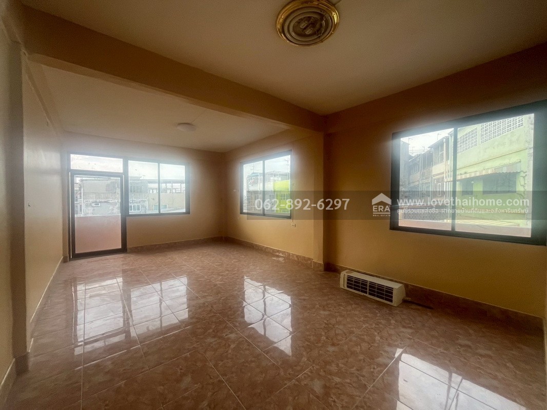 ขายตึกแถว 4.5 ชั้น ซอยสมเด็จพระเจ้าตากสิน4 ขนาด 14 ตรว. หลังมุม ติดถนน 2 ด้าน ทำเลทองสุดๆ ใกล้สถานีวงเวียนใหญ่ สนใจโทร.062-892-6297