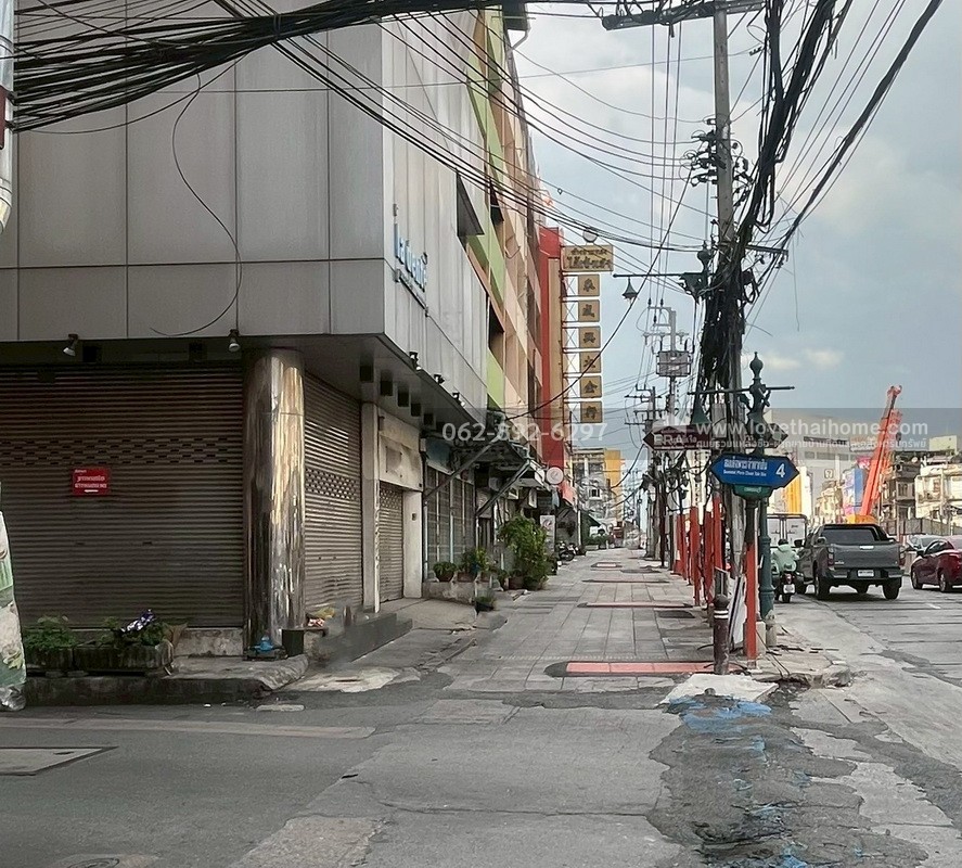 ขายตึกแถว 4.5 ชั้น ซอยสมเด็จพระเจ้าตากสิน4 ขนาด 14 ตรว. หลังมุม ติดถนน 2 ด้าน ทำเลทองสุดๆ ใกล้สถานีวงเวียนใหญ่ สนใจโทร.062-892-6297