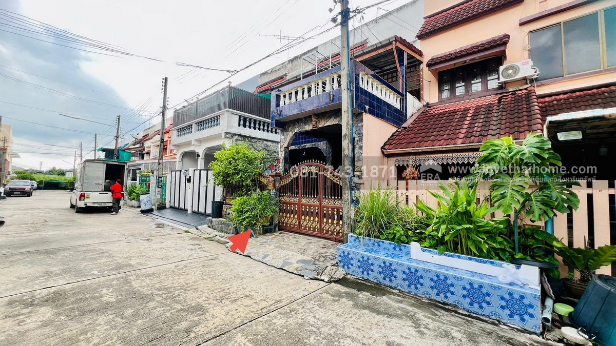 ขายทาวน์เฮ้าส์ 2 ชั้น รังสิต-นครนายก64 หมู่บ้านชมฟ้า-วรางกูล คลองสอง ราคาถูก แต่งสวยคุ้มเกินราคาขาย พื้นที่ 27 ตรว. หลังใหญ่ ติดถนนเมนของหมู่บ้าน ขายถูกที่สุด ต่ำกว่าราคาตลาด