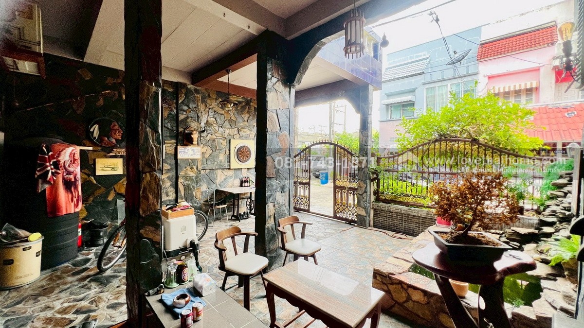 ขายทาวน์เฮ้าส์ 2 ชั้น รังสิต-นครนายก64 หมู่บ้านชมฟ้า-วรางกูล คลองสอง ราคาถูก แต่งสวยคุ้มเกินราคาขาย พื้นที่ 27 ตรว. หลังใหญ่ ติดถนนเมนของหมู่บ้าน ขายถูกที่สุด ต่ำกว่าราคาตลาด