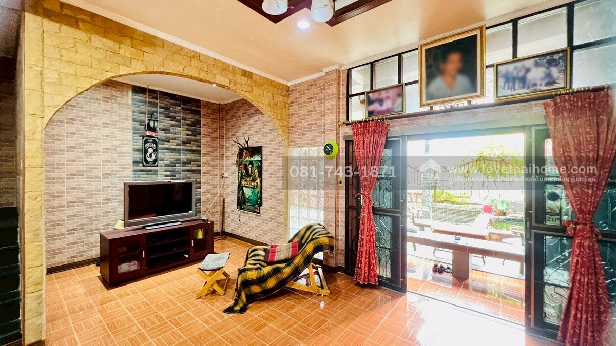 ขายทาวน์เฮ้าส์ 2 ชั้น รังสิต-นครนายก64 หมู่บ้านชมฟ้า-วรางกูล คลองสอง ราคาถูก แต่งสวยคุ้มเกินราคาขาย พื้นที่ 27 ตรว. หลังใหญ่ ติดถนนเมนของหมู่บ้าน ขายถูกที่สุด ต่ำกว่าราคาตลาด