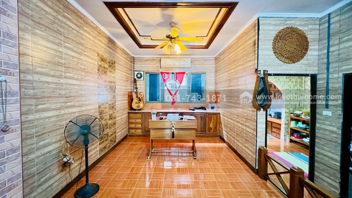 ขายทาวน์เฮ้าส์ 2 ชั้น รังสิต-นครนายก64 หมู่บ้านชมฟ้า-วรางกูล คลองสอง ราคาถูก แต่งสวยคุ้มเกินราคาขาย พื้นที่ 27 ตรว. หลังใหญ่ ติดถนนเมนของหมู่บ้าน ขายถูกที่สุด ต่ำกว่าราคาตลาด