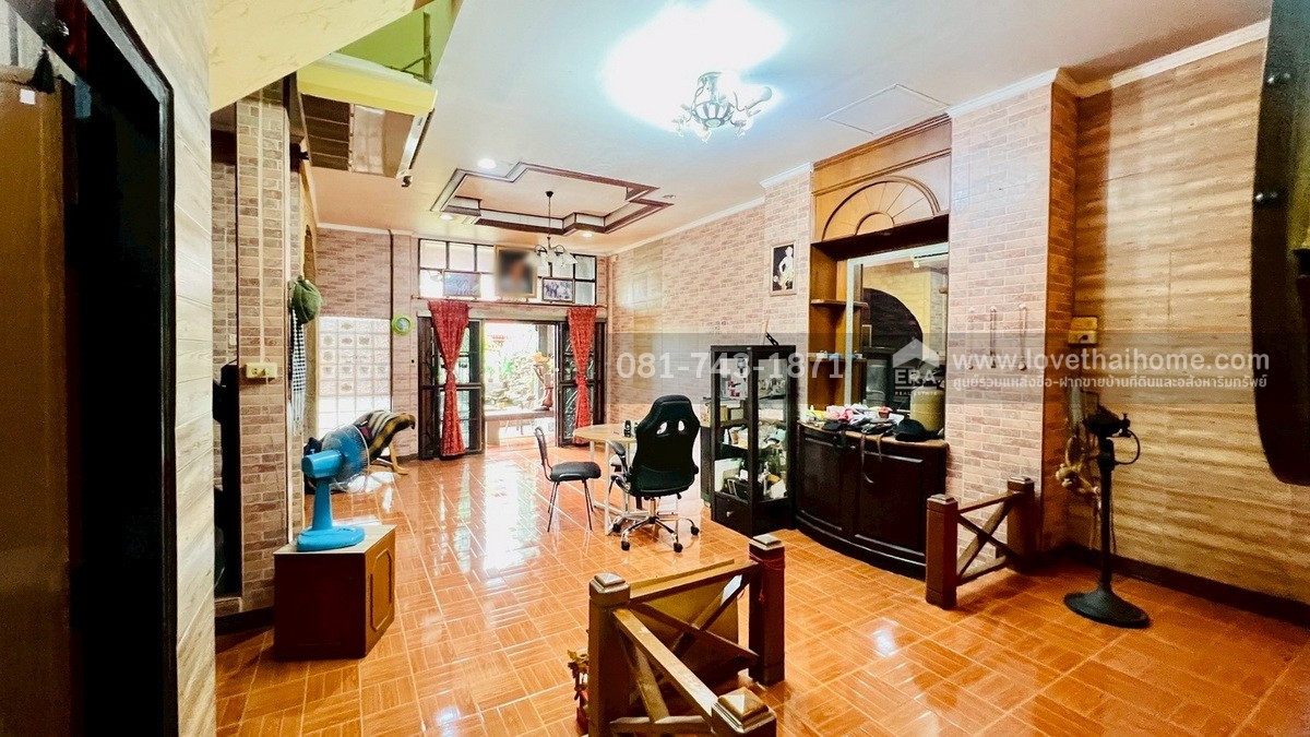 ขายทาวน์เฮ้าส์ 2 ชั้น รังสิต-นครนายก64 หมู่บ้านชมฟ้า-วรางกูล คลองสอง ราคาถูก แต่งสวยคุ้มเกินราคาขาย พื้นที่ 27 ตรว. หลังใหญ่ ติดถนนเมนของหมู่บ้าน ขายถูกที่สุด ต่ำกว่าราคาตลาด