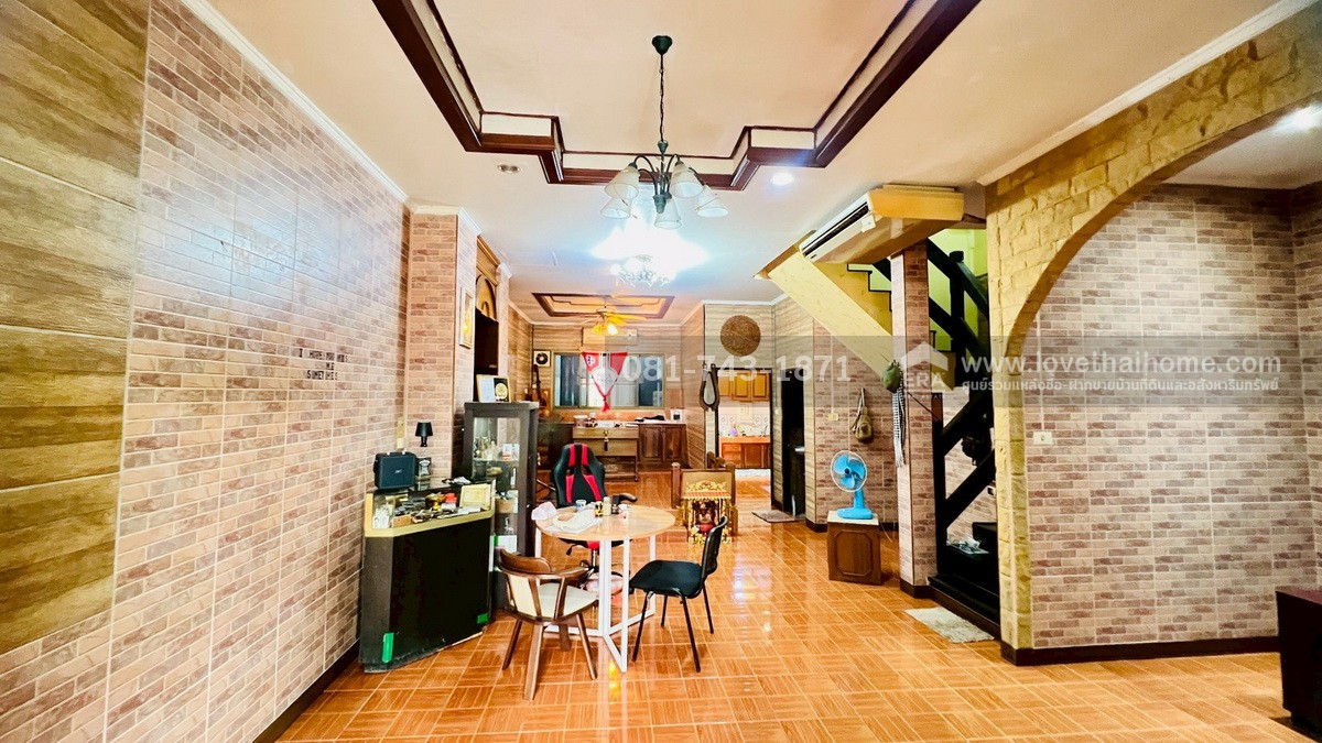 ขายทาวน์เฮ้าส์ 2 ชั้น รังสิต-นครนายก64 หมู่บ้านชมฟ้า-วรางกูล คลองสอง ราคาถูก แต่งสวยคุ้มเกินราคาขาย พื้นที่ 27 ตรว. หลังใหญ่ ติดถนนเมนของหมู่บ้าน ขายถูกที่สุด ต่ำกว่าราคาตลาด