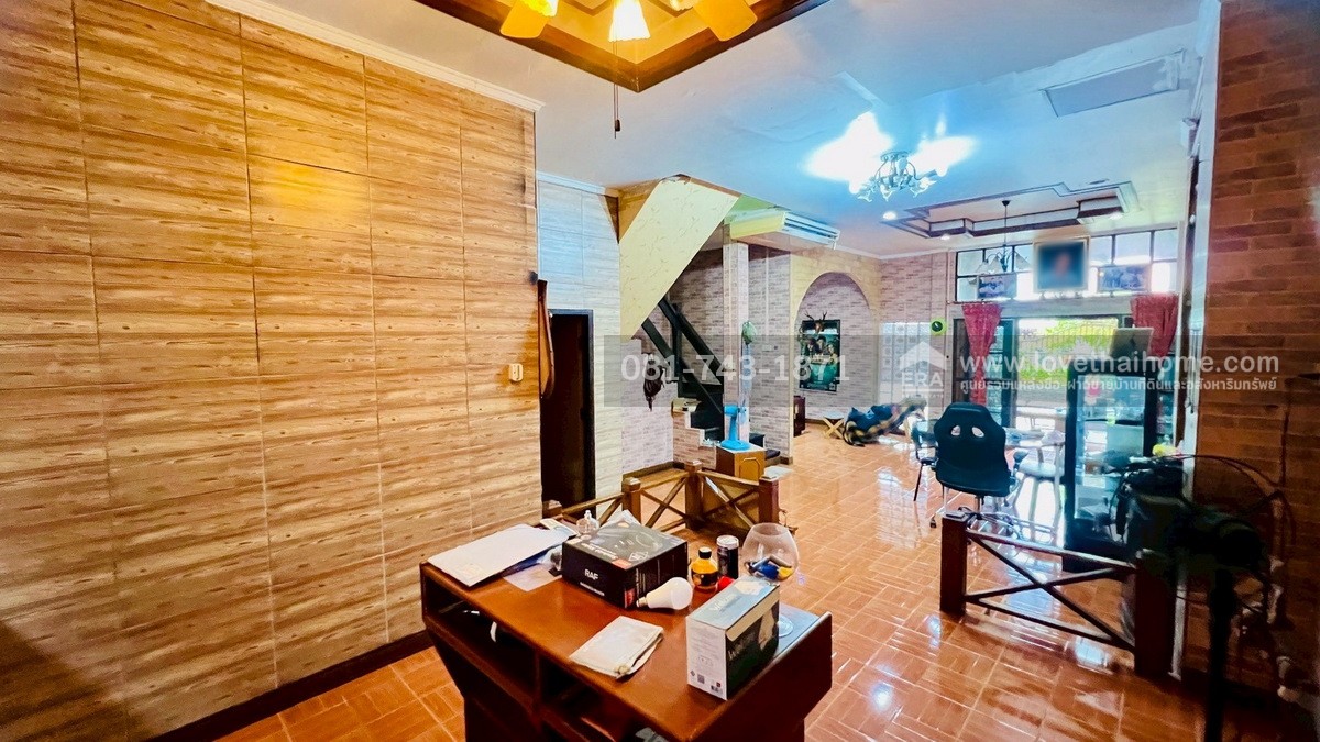 ขายทาวน์เฮ้าส์ 2 ชั้น รังสิต-นครนายก64 หมู่บ้านชมฟ้า-วรางกูล คลองสอง ราคาถูก แต่งสวยคุ้มเกินราคาขาย พื้นที่ 27 ตรว. หลังใหญ่ ติดถนนเมนของหมู่บ้าน ขายถูกที่สุด ต่ำกว่าราคาตลาด