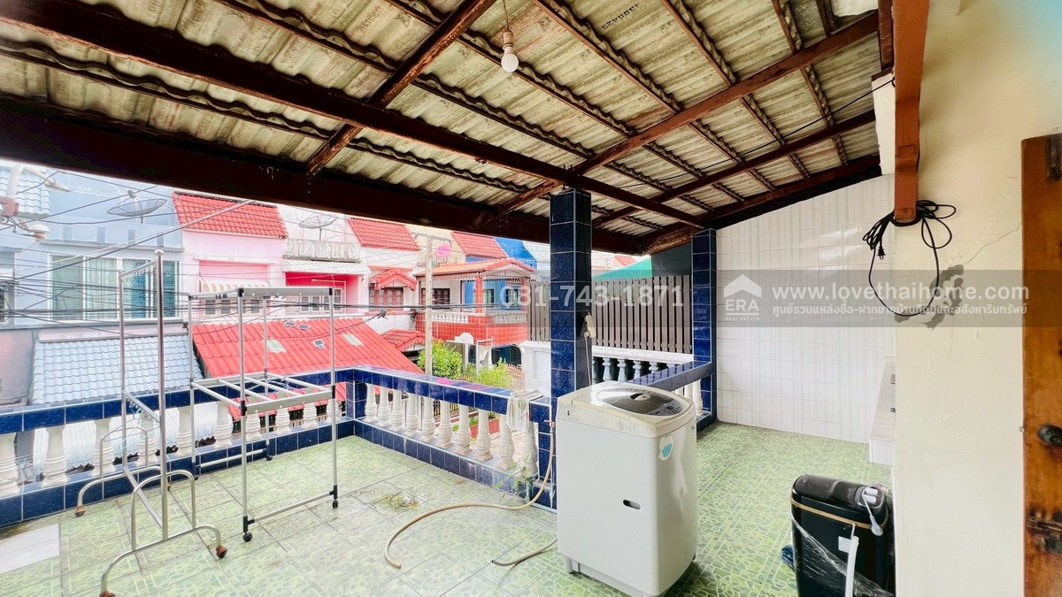 ขายทาวน์เฮ้าส์ 2 ชั้น รังสิต-นครนายก64 หมู่บ้านชมฟ้า-วรางกูล คลองสอง ราคาถูก แต่งสวยคุ้มเกินราคาขาย พื้นที่ 27 ตรว. หลังใหญ่ ติดถนนเมนของหมู่บ้าน ขายถูกที่สุด ต่ำกว่าราคาตลาด