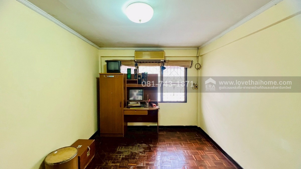 ขายทาวน์เฮ้าส์ 2 ชั้น รังสิต-นครนายก64 หมู่บ้านชมฟ้า-วรางกูล คลองสอง ราคาถูก แต่งสวยคุ้มเกินราคาขาย พื้นที่ 27 ตรว. หลังใหญ่ ติดถนนเมนของหมู่บ้าน ขายถูกที่สุด ต่ำกว่าราคาตลาด
