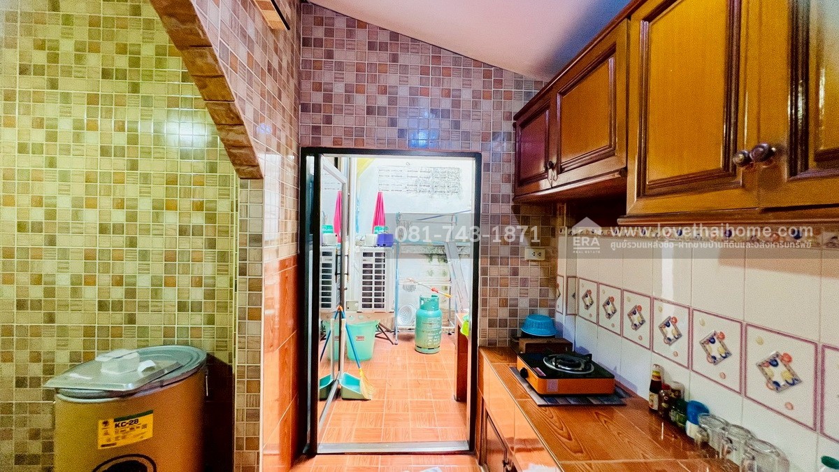 ขายทาวน์เฮ้าส์ 2 ชั้น รังสิต-นครนายก64 หมู่บ้านชมฟ้า-วรางกูล คลองสอง ราคาถูก แต่งสวยคุ้มเกินราคาขาย พื้นที่ 27 ตรว. หลังใหญ่ ติดถนนเมนของหมู่บ้าน ขายถูกที่สุด ต่ำกว่าราคาตลาด