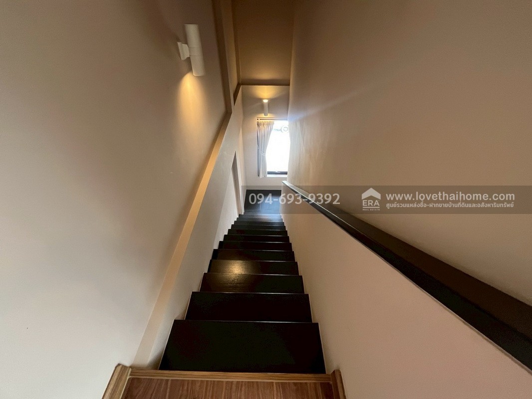 ขายทาวน์โฮม 3 ชั้น PLUME Watcharaphon-Ekkamai ประกอบธุรกิจได้เลย สวย พร้อมใช้งาน 2 คูหาติดกัน คูหาละ 22.5 ตรว. สามารถแยกขายได้ "ถูก" "คุ้ม" เพราะขายขาดทุนจริงๆ