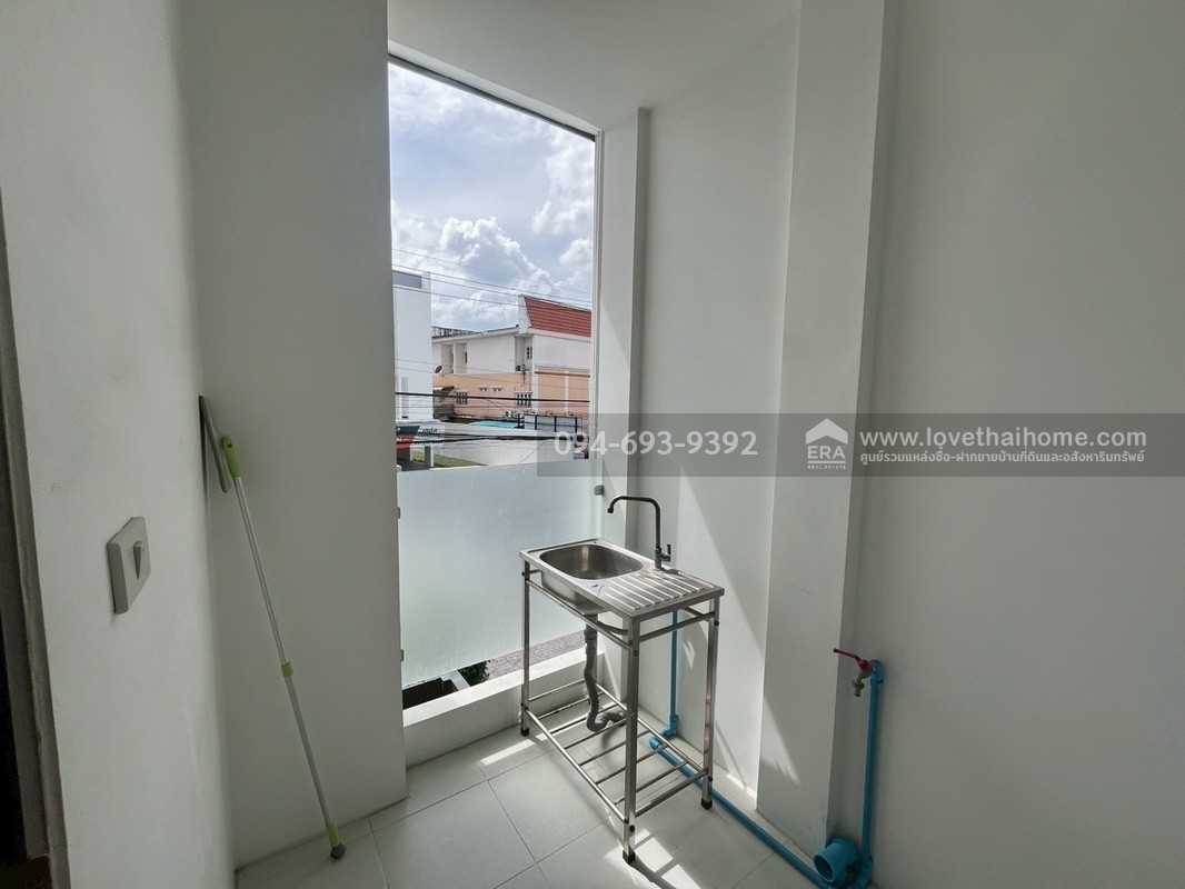 ขายทาวน์โฮม 3 ชั้น PLUME Watcharaphon-Ekkamai ประกอบธุรกิจได้เลย สวย พร้อมใช้งาน 2 คูหาติดกัน คูหาละ 22.5 ตรว. สามารถแยกขายได้ "ถูก" "คุ้ม" เพราะขายขาดทุนจริงๆ