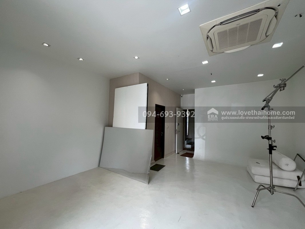 ขายทาวน์โฮม 3 ชั้น PLUME Watcharaphon-Ekkamai ประกอบธุรกิจได้เลย สวย พร้อมใช้งาน 2 คูหาติดกัน คูหาละ 22.5 ตรว. สามารถแยกขายได้ "ถูก" "คุ้ม" เพราะขายขาดทุนจริงๆ