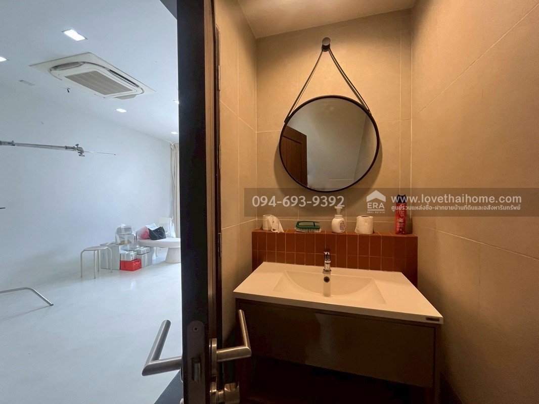 ขายทาวน์โฮม 3 ชั้น PLUME Watcharaphon-Ekkamai ประกอบธุรกิจได้เลย สวย พร้อมใช้งาน 2 คูหาติดกัน คูหาละ 22.5 ตรว. สามารถแยกขายได้ "ถูก" "คุ้ม" เพราะขายขาดทุนจริงๆ