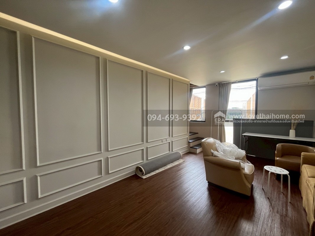 ขายทาวน์โฮม 3 ชั้น PLUME Watcharaphon-Ekkamai ประกอบธุรกิจได้เลย สวย พร้อมใช้งาน 2 คูหาติดกัน คูหาละ 22.5 ตรว. สามารถแยกขายได้ "ถูก" "คุ้ม" เพราะขายขาดทุนจริงๆ