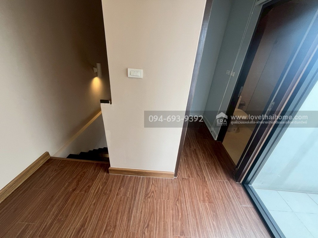 ขายทาวน์โฮม 3 ชั้น PLUME Watcharaphon-Ekkamai ประกอบธุรกิจได้เลย สวย พร้อมใช้งาน 2 คูหาติดกัน คูหาละ 22.5 ตรว. สามารถแยกขายได้ "ถูก" "คุ้ม" เพราะขายขาดทุนจริงๆ