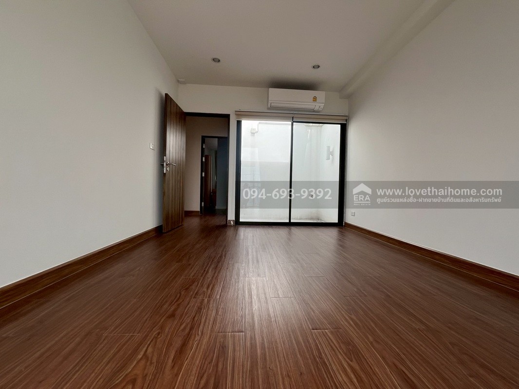 ขายทาวน์โฮม 3 ชั้น PLUME Watcharaphon-Ekkamai ประกอบธุรกิจได้เลย สวย พร้อมใช้งาน 2 คูหาติดกัน คูหาละ 22.5 ตรว. สามารถแยกขายได้ "ถูก" "คุ้ม" เพราะขายขาดทุนจริงๆ