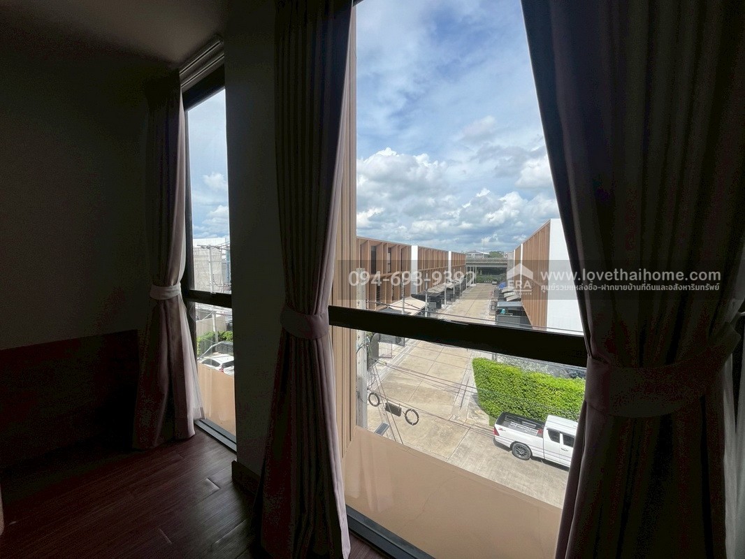 ขายทาวน์โฮม 3 ชั้น PLUME Watcharaphon-Ekkamai ประกอบธุรกิจได้เลย สวย พร้อมใช้งาน 2 คูหาติดกัน คูหาละ 22.5 ตรว. สามารถแยกขายได้ "ถูก" "คุ้ม" เพราะขายขาดทุนจริงๆ