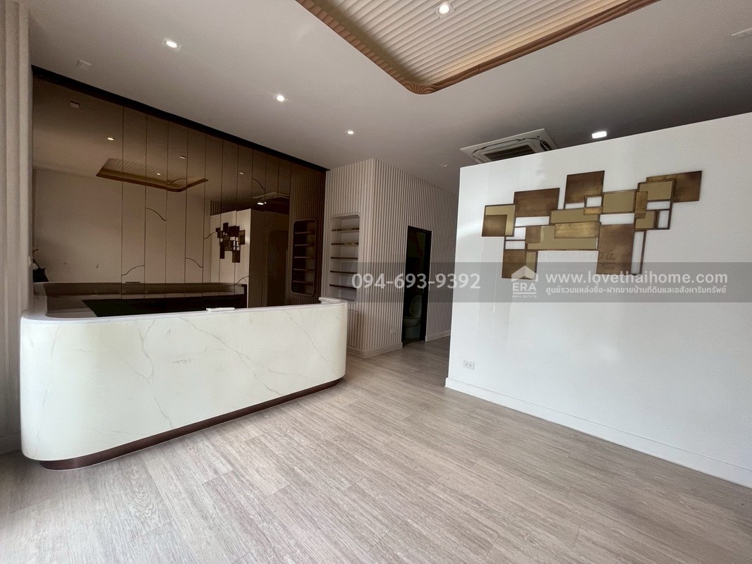 ขายทาวน์โฮม 3 ชั้น PLUME Watcharaphon-Ekkamai ประกอบธุรกิจได้เลย สวย พร้อมใช้งาน 2 คูหาติดกัน คูหาละ 22.5 ตรว. สามารถแยกขายได้ "ถูก" "คุ้ม" เพราะขายขาดทุนจริงๆ