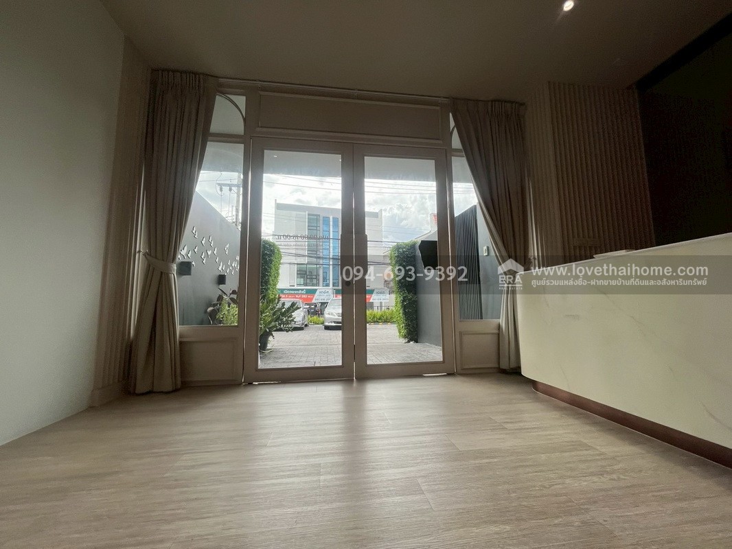 ขายทาวน์โฮม 3 ชั้น PLUME Watcharaphon-Ekkamai ประกอบธุรกิจได้เลย สวย พร้อมใช้งาน 2 คูหาติดกัน คูหาละ 22.5 ตรว. สามารถแยกขายได้ "ถูก" "คุ้ม" เพราะขายขาดทุนจริงๆ